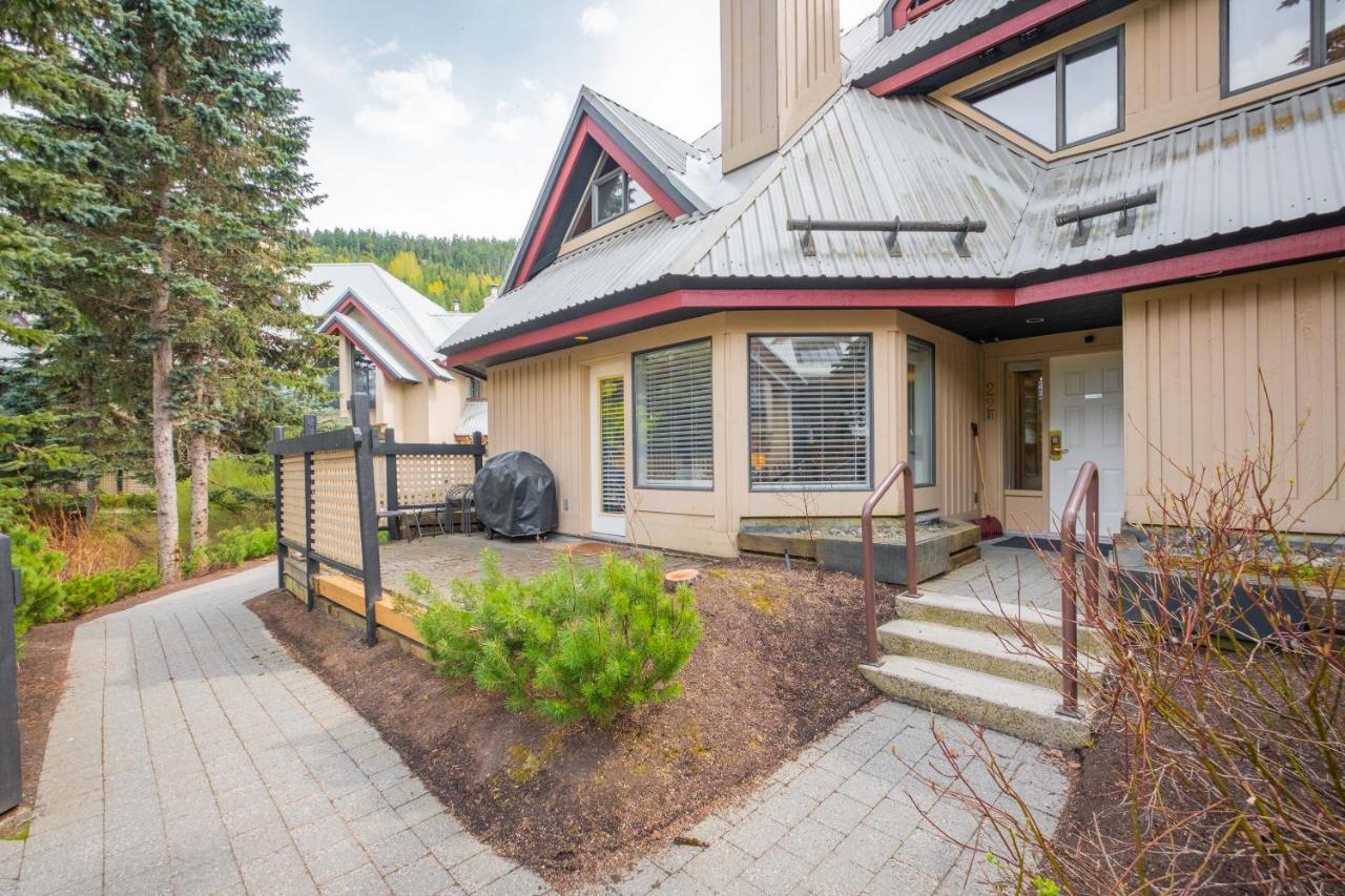Snowberry By Outpost Whistler Villa ภายนอก รูปภาพ