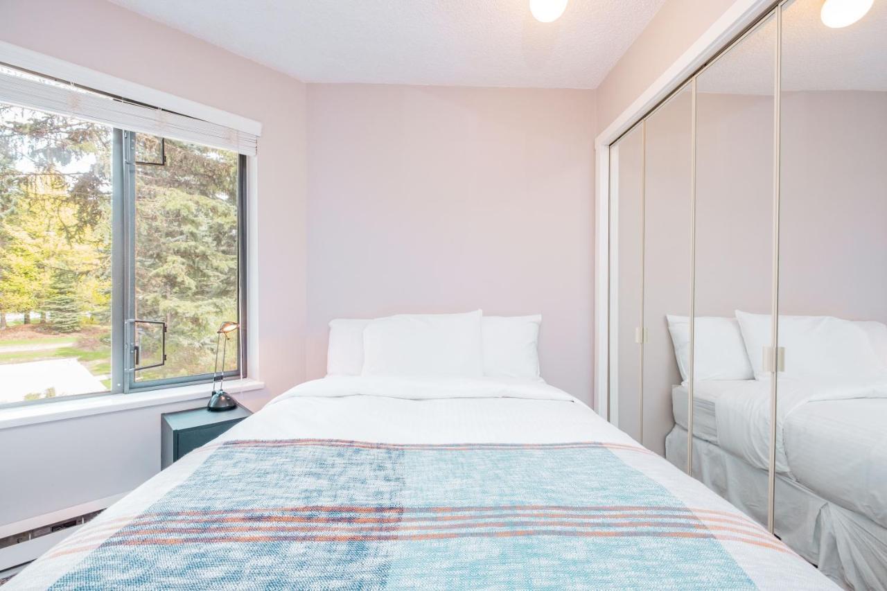 Snowberry By Outpost Whistler Villa ภายนอก รูปภาพ