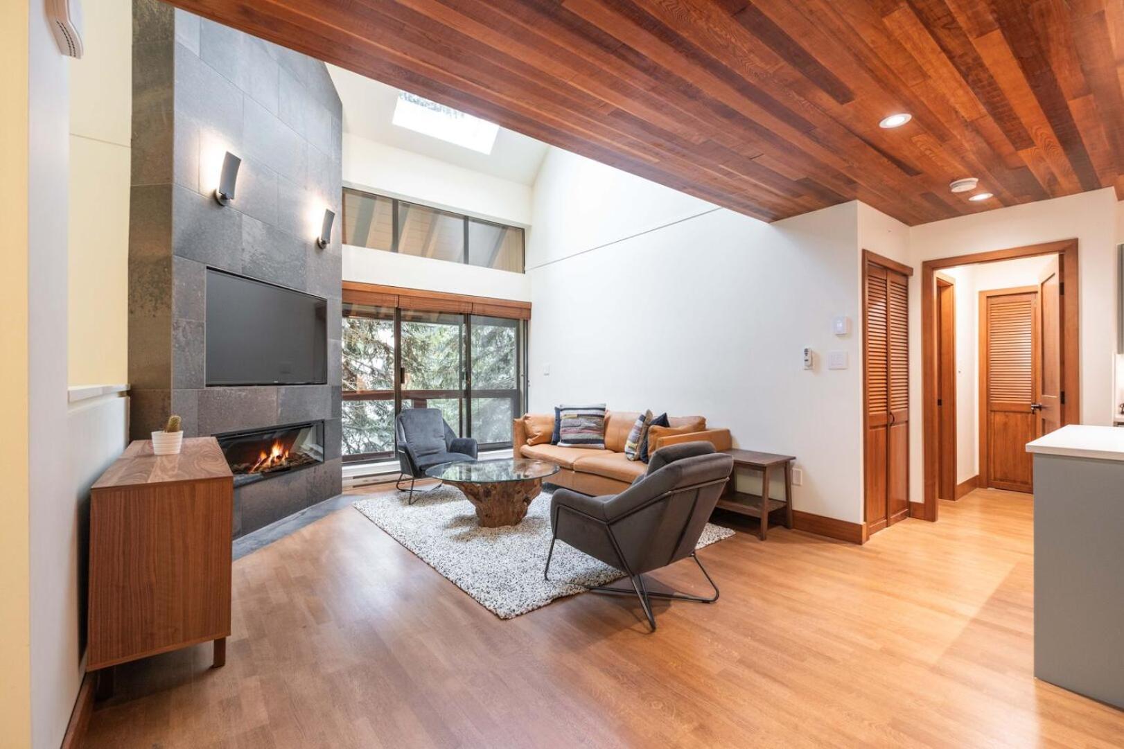 Snowberry By Outpost Whistler Villa ภายนอก รูปภาพ